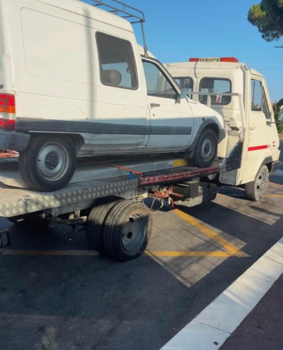 Un Renault Express chargé sur le plateau, au bord de la route