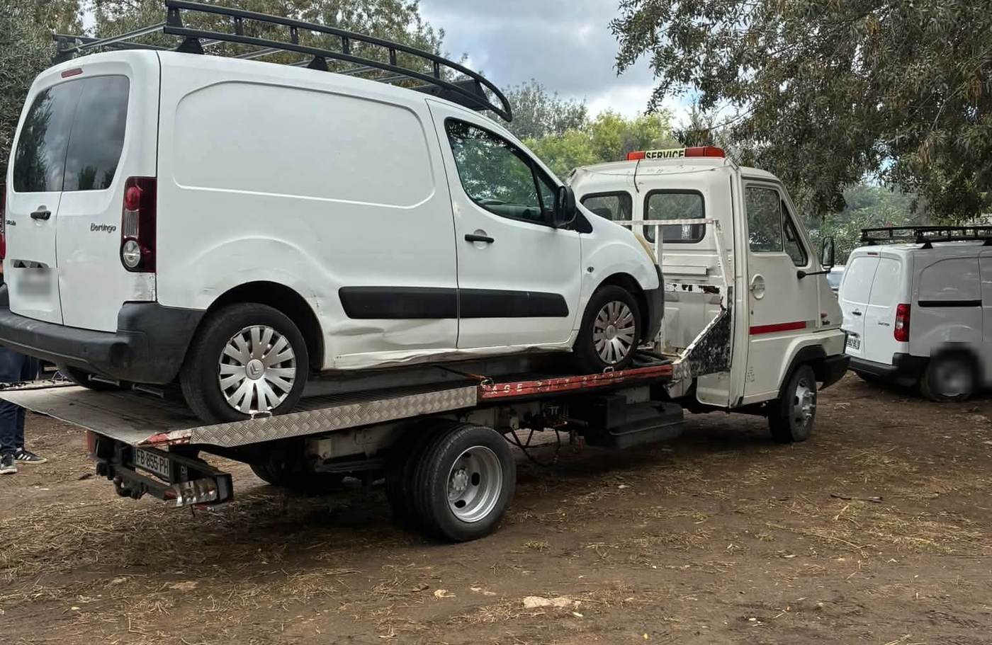 Un utilitaire chargé sur le plateau de dépannage du garage