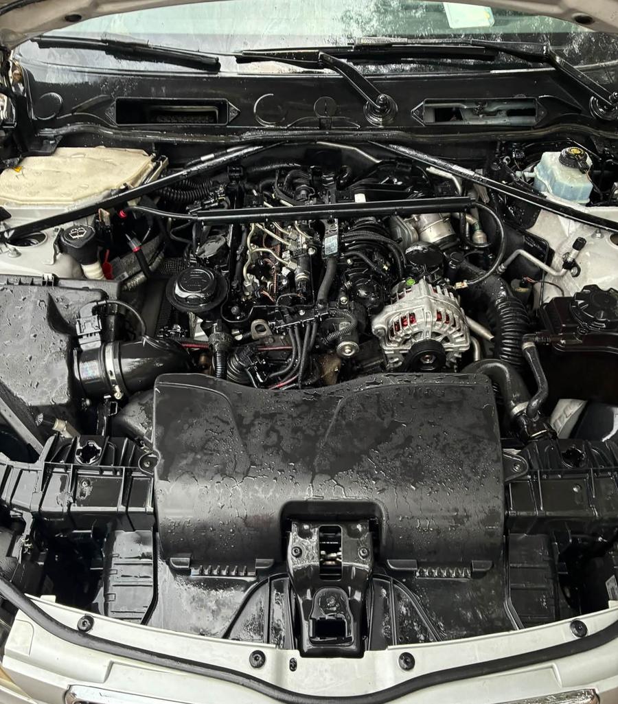 Compartiment moteur d'une BMW, nettoyé à l'atelier